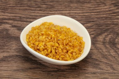 Vejetaryen mutfağı. Kasede pişirmek için kuru bulgur.