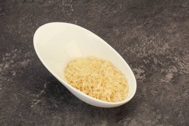 Tabakta çiğ Hint basmati pilavı