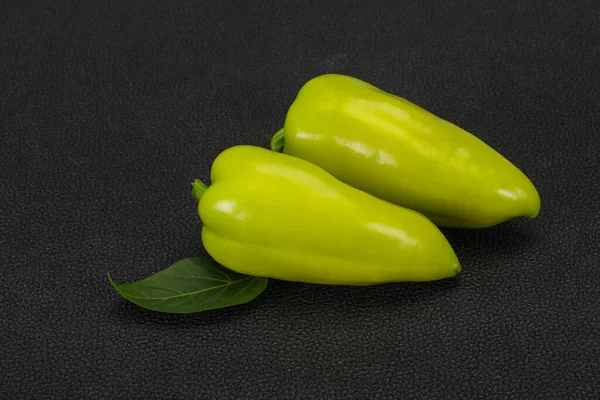 Reife Grüne Paprika Auf Hölzernem Hintergrund — Stockfoto