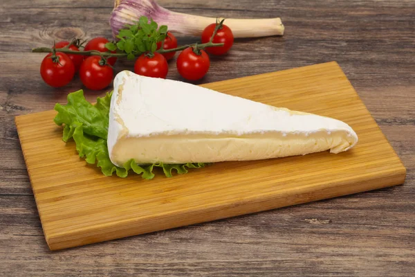 Brie Käsedreieck Serviert Salatblätter — Stockfoto