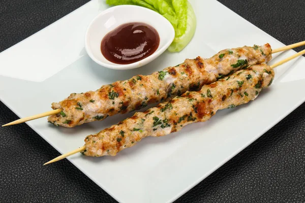 Brocheta Cerdo Picado Kebab Con Salsa Barbacoa —  Fotos de Stock