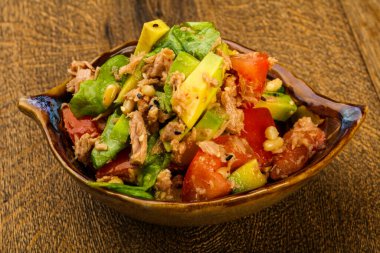 Domates soslu ton balığı ve avokado salatası.
