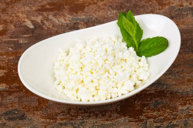 Doğal süzme peynir nane yaprağı sunar.