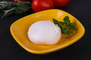 İtalyan Mozzarella peynir topu fesleğen ve domates servis etti.