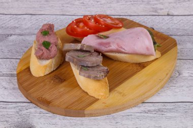 Domatesli, jambonlu ve dilli, salata yapraklı ve kaparili