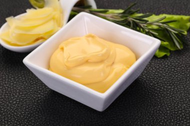 Kasedeki peynir sosu dilimlenmiş parmesan.