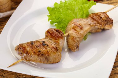 Baharatlı soslu tavuk kanadı şişi.