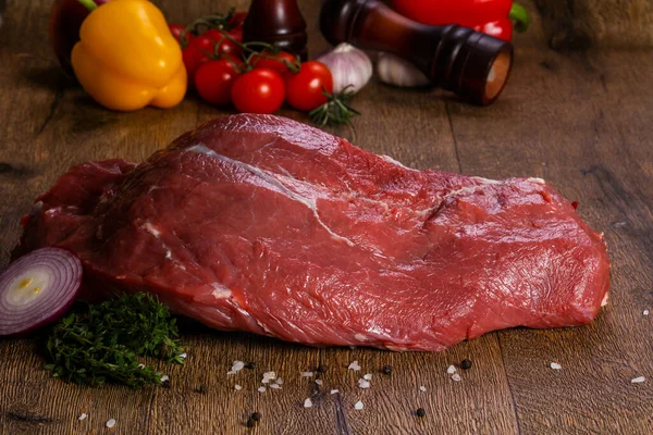 Carne Manzo Cruda Sullo Sfondo Legno — Foto Stock