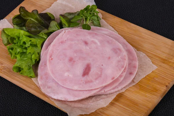 Snijd Smakelijk Ham Voorgerecht Geserveerd Salade Bladeren — Stockfoto