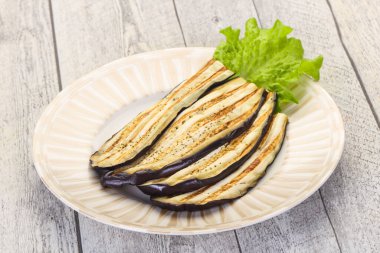 Kavanozda kızarmış patlıcan.