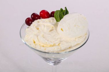 Kuru erikli ve kızılcıklı dondurma.