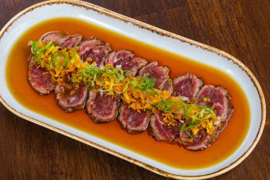 Soslu, baharatlı ve otlu sığır eti.