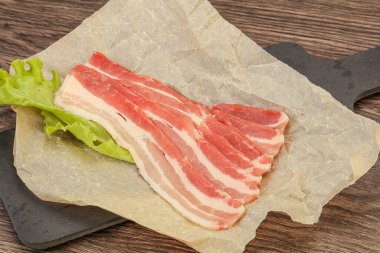 Fırında pişmemiş domuz pastırması.