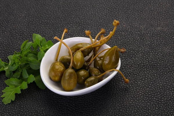 Alcaparras Escabeche Tazón Con Albahaca — Foto de Stock