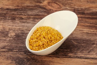 Vejetaryen mutfağı. Kasede pişirmek için kuru bulgur.