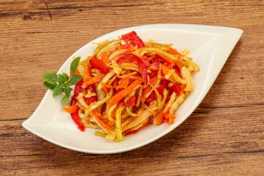 Havuç ve biberli vejetaryen lahana salatası 