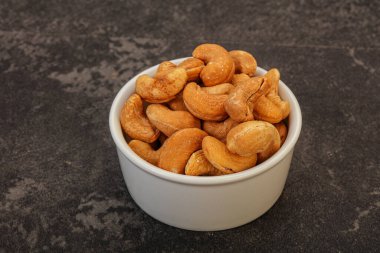 Kavrulmuş kaju yığını kasede