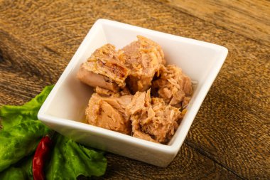 Kavanozda konserve ton balığı pişmeye hazır.