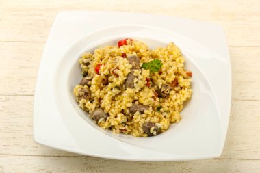 Tavuk kalbi ve kuru domatesli bulgur.
