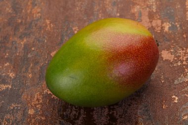 Ahşap arka planda tatlı mango