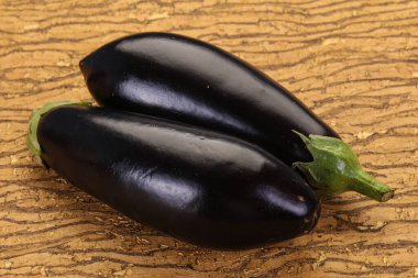 Çiğ patlıcan pişmeye hazır. 