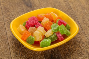 Tatlı meyve yığını kasede