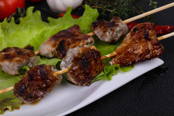 Spiedini Carne Maiale Nel Piatto Con Foglie Insalata Pomodori Serviti — Foto Stock