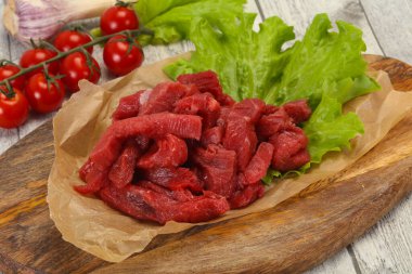 Çiğ et dilimlenmiş, pişirmeye hazır.