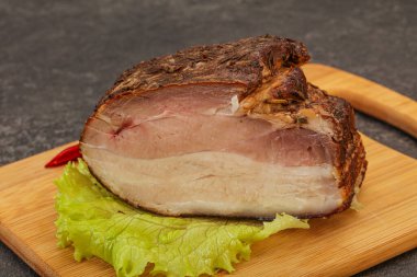 Baharatlı ve biberli ev yapımı füme domuz eti.