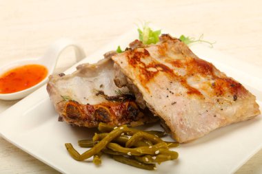 Kızarmış domuz kaburgası.