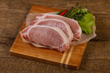 Çiğ domuz eti ızgara için hazır.