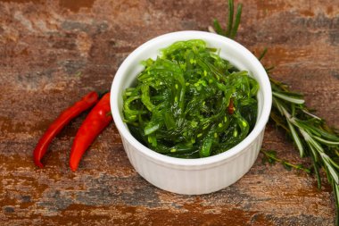 Susamlı yosun salatası Chuka.