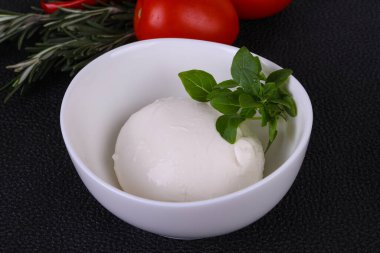 İtalyan Mozzarella peynir topu fesleğen ve domates servis etti.