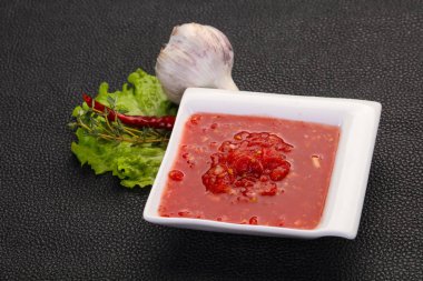 Baharatlı domates, at turpu ve sarımsak sosu. 