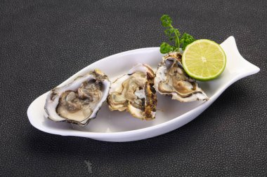 Limonlu ve maydanozlu taze istiridye.