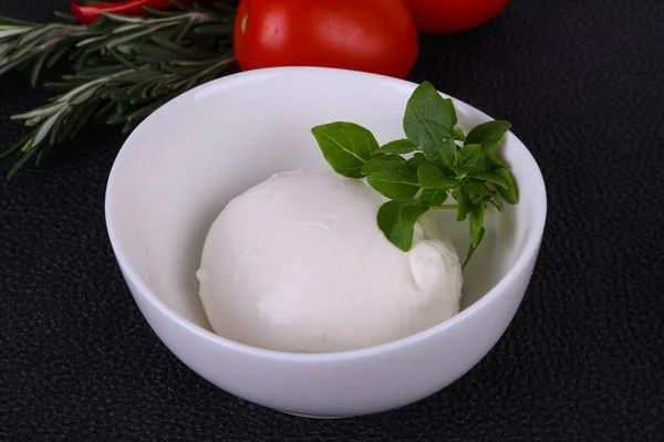 Palla Mozzarella Italiana Servita Con Basilico Pomodori — Foto Stock