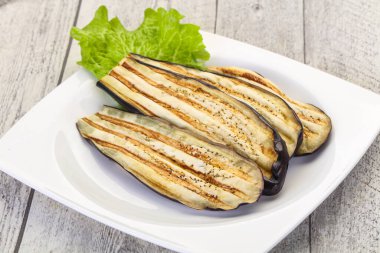 Kavanozda kızarmış patlıcan.