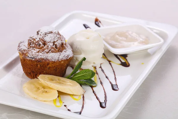 Gustoso Muffin Caldo Con Gelato Servito Alla Menta — Foto Stock