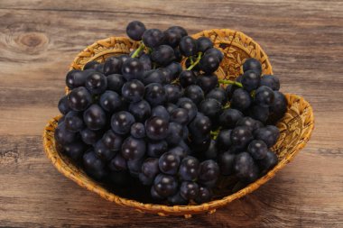 Taze taze tatlı kırmızı üzüm dalında