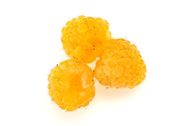 Tatlı, olgun, yapraklı sarı ahududu.