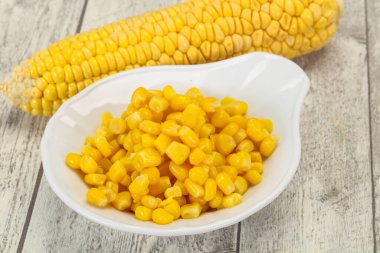 Tatlı taze mısır tohumları kasede 