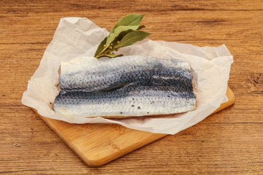 Güvertede deri ve baharatlı ringa filetosu.