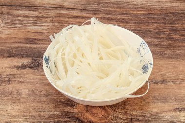 Haşlanmış pirinç eriştesi pişirmeye hazır.