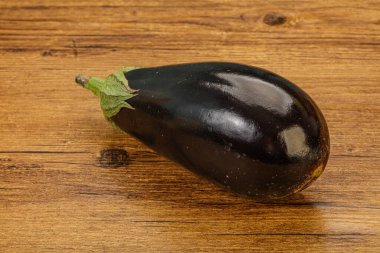 Siyah olgun taze bir patlıcan.