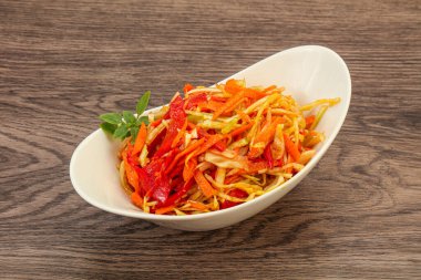 Havuç ve biberli vejetaryen lahana salatası 