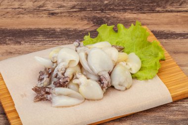 Çiğ deniz ürünleri, güvertede pişirmek için mürekkep balığı.