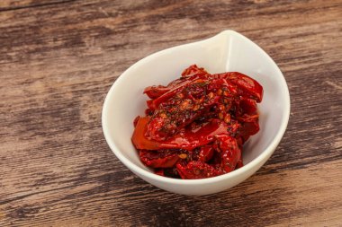 Zeytinyağı ve bitkilerle kurutulmuş domates.