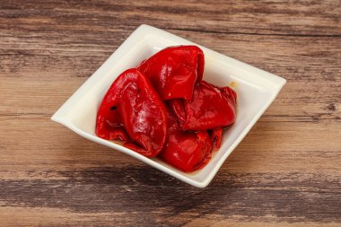 Yağda ızgara kırmızı biber.