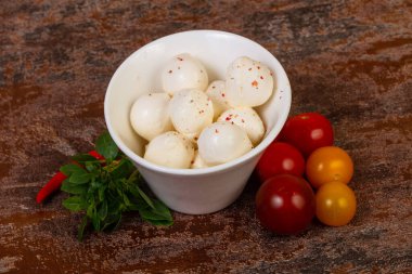 Fesleğen yapraklı ve domatesli Mozzarella peyniri topları.