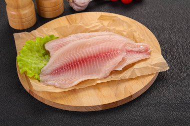Çiğ tilapia balığı pişirmeye hazır.